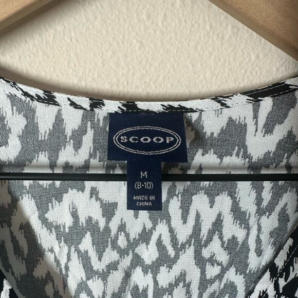 Scoop Women's Black and White Printed Smocked Dress Size Medium Short Sleeve - Picture 2 of 8